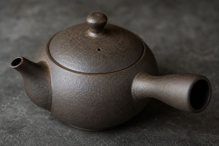 Read more about the article 7 Most High-Quality Japanese Ceramic Teapots for Loose Leaf Tea