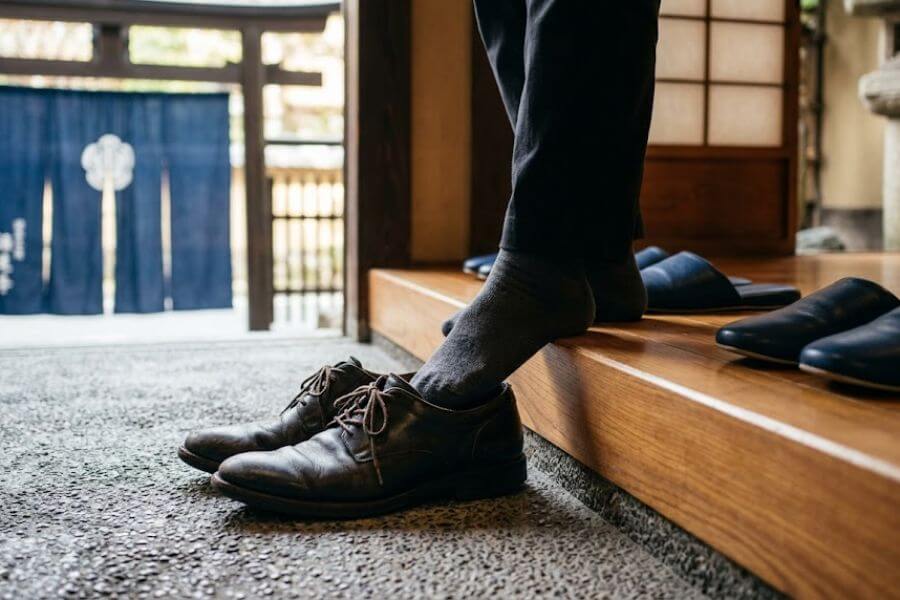 Read more about the article How to Avoid Cultural Offenses in Japan: 15 Rules for Americans